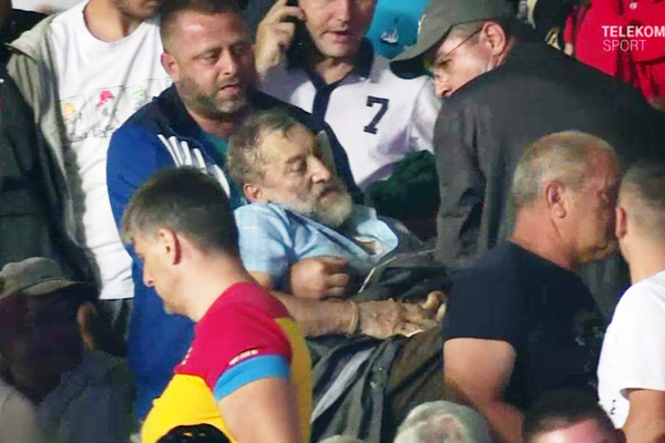 Suporter al Chindiei, transportat cu ambulanța la spital