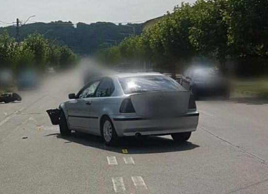 Coliziune între o mașină și o motocicletă, la Moreni. O persoană a ajuns la spital.