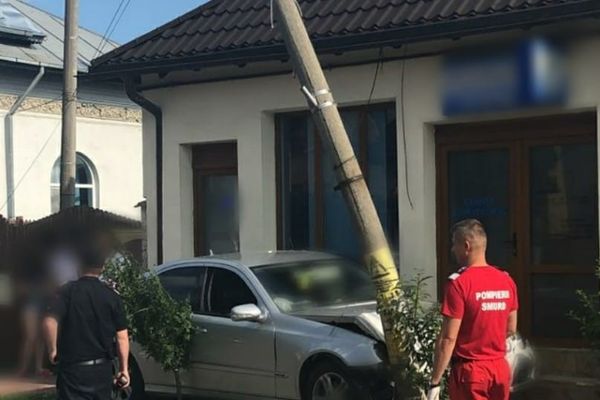 Update|Stâlp de electricitate aproape doborât de o mașină, la Târgoviște.Șoferul consumase droguri