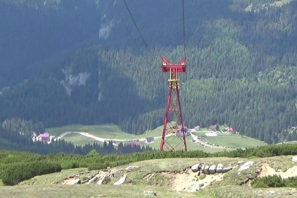 Turistă salvată de jandarmi, după ce s-a rătăcit în zona Peștera-Babele