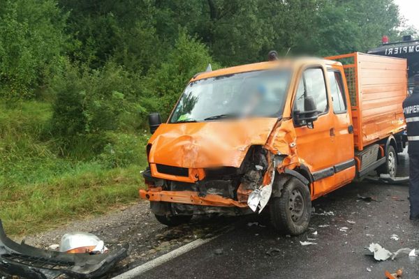 UPDATE Circulație blocată pe DN 72. Două persoane au fost rănite grav, în urma unui accident rutier