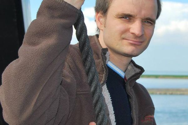 Un fost tânăr instituționalizat a demarat un proiect de suflet pentru copiii aflați în nevoie din Bilciurești