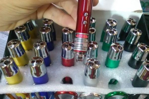 Anpc a aplicat sancţiuni în valoare de 527.000 de lei, după ce un copil de 10 ani a orbit de la o jucărie cu laser