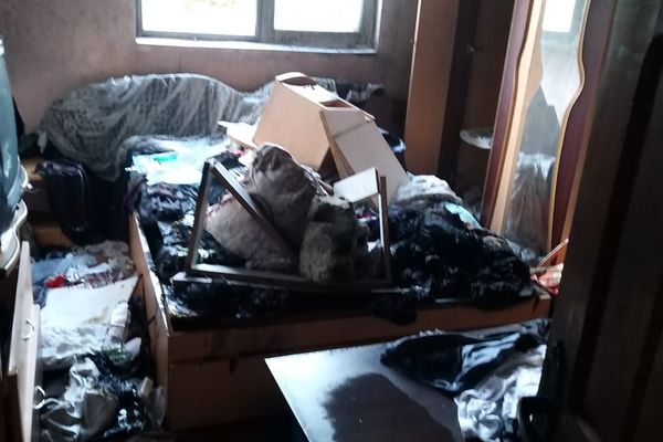 VIDEO UPDATE Apel la 112 la Titu. Un bărbat a reclamat că i-a fost incendiată casa de niște hoți