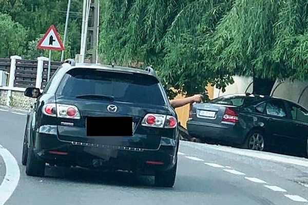 Bărbat care a scos un pistol pe geam, în trafic, sancționat de polițiști