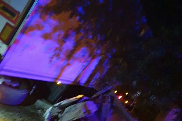 Șoc pentru o familie din Cornești. S-a trezit cu TIR-ul în casă