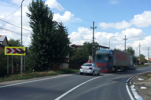 Biciclistă acroșată de un tir, la Crevedia