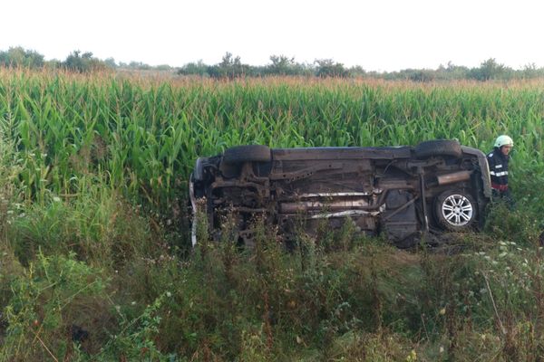 La un pas de tragedie. Patru răniți la Pitaru, după ce o mașină a ieșit în decor