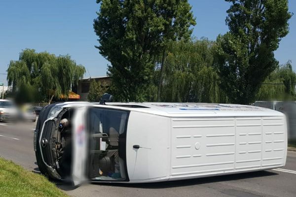 Aproape de o tragedie, după ce a adormit la volan. Accident spectaculos la Târgoviște