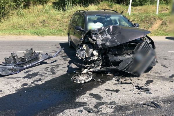 Mașină făcută zob, într-un accident, la Dragomirești. Miraculos, nimeni nu a fost rănit grav