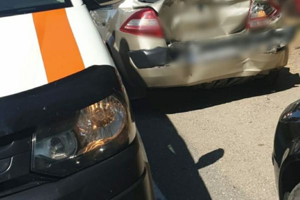 Coliziune între un tir și o mașină, la Răzvad. Două persoane sunt rănite