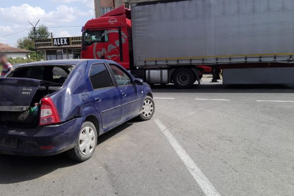 Foto| DN 72 a fost blocat, la I.L. Caragiale, în urma unei coliziuni auto. O persoană a fost rănită
