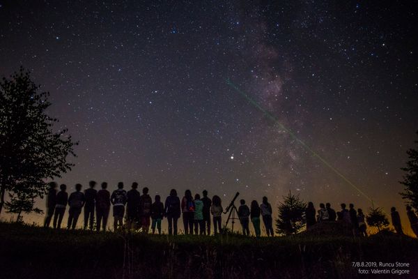 Spectacol de stele căzătoare pe cerul nopții - curentul de meteori Perseide