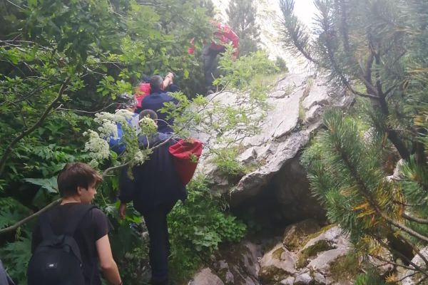 VIDEO O femeie a avut neovie de ajutor, după ce a căzut de pe o stâncă, în Valea Horoabelor din Bucegi