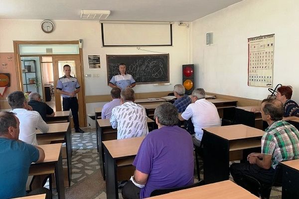 Șoferii care au pe mână microbuzele școlare, luați la bani mărunți de polițiști