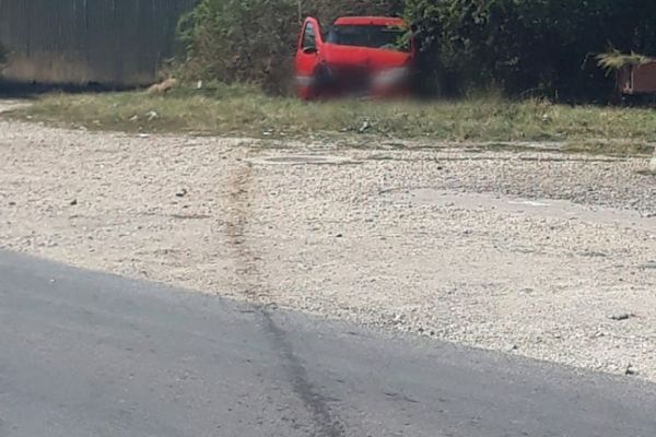 Update: Coliziune violentă între trei mașini, la Petrești. Două persoane au fost rănite