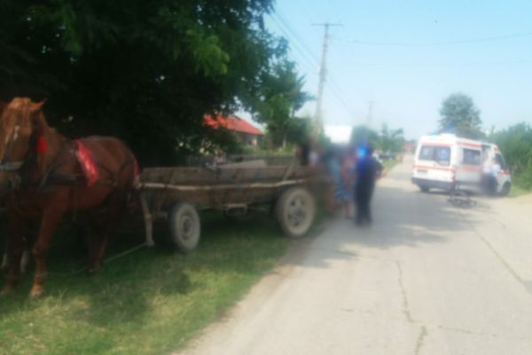Ciocnire între un biciclist și o căruță. Biciclistul, rănit grav, va fi preluat de elicopterul SMURD