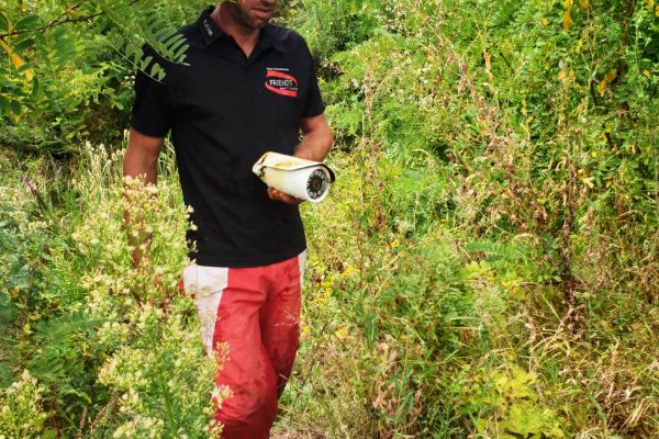 VIDEO Cum s-a gândit un hoț de lemne să scape de un ochiul vigilent al camerelor de supraveghere