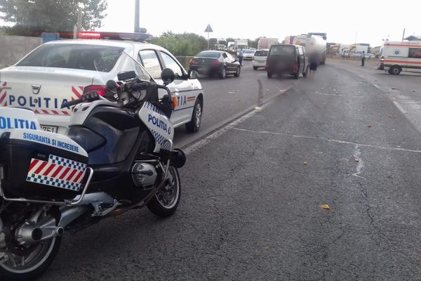 Accident pe DN72, Târgoviște - Ploiești. Un motociclist a fost aruncat într-un microbuz