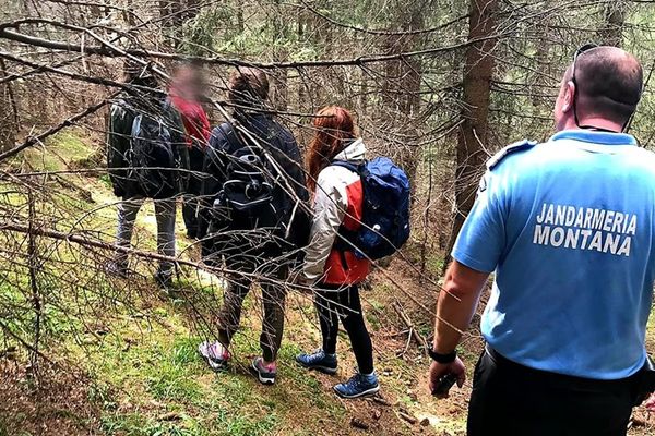 O familie, din București, a fost salvată de jandarmii montani, după ce s-au rătăcit în Bucegi