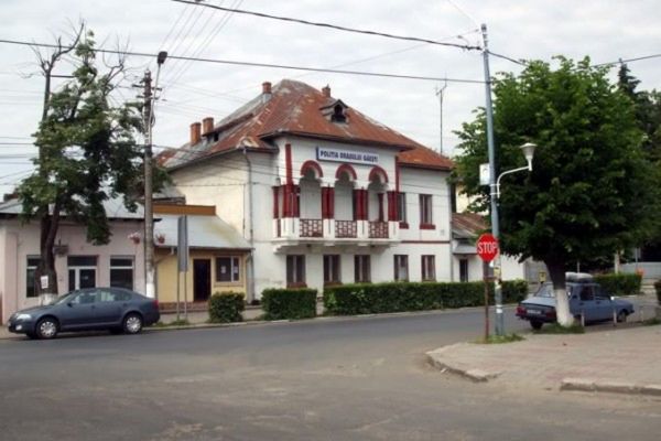 Trei tineri, care foloseau metoda “distragerii atenției”pe autostrăzi, reținuți de polițiștii din Găești