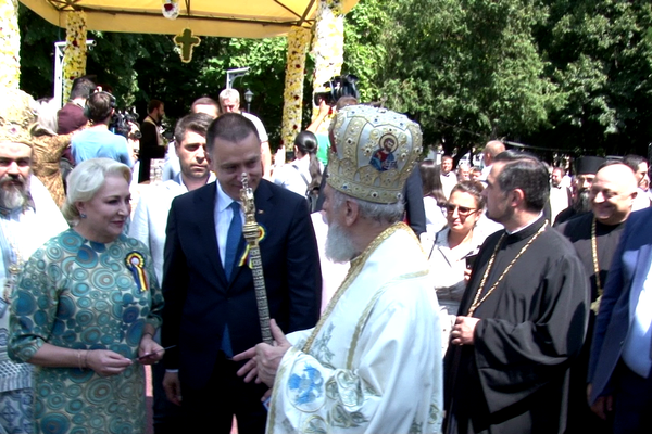 FOTO VIDEO Dăncilă și Fifor s-au rugat la moaștele Sf. Nifon, la Târgoviște. Premierul a făcut baie de mulțime