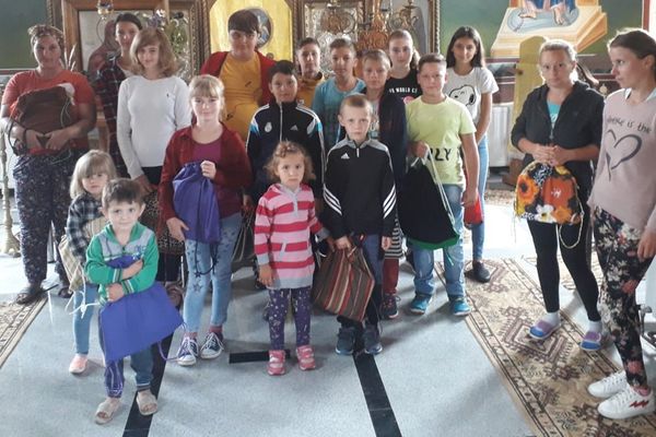 480 de ghiozdane cu rechizite școlare, dăruite de Arhiepiscopia Târgoviște