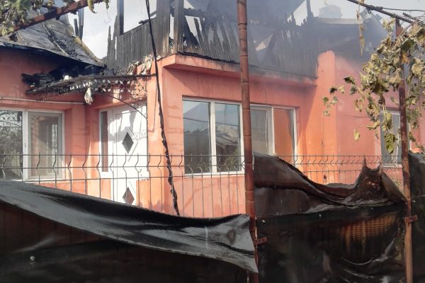 Case mistuite de flăcări la Valea Lungă