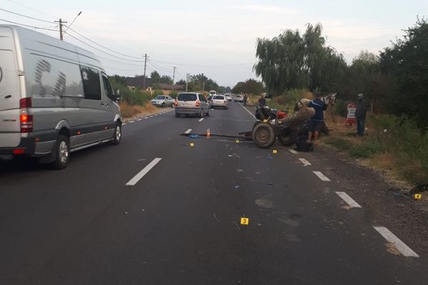 Un bărbat a decedat, după ce o mașină, condusă de un polițist, a izbit o căruță