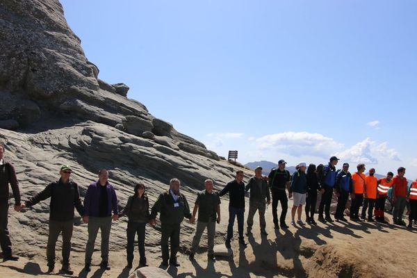 Lanț uman în jurul Sfinxului din Bucegi, pentru a atrage atenția asupra deteriorării monumentului