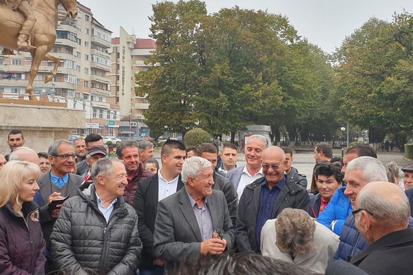 Video| Mircea Diaconu, "încurcat" de clopotele bisericii, la Târgoviște