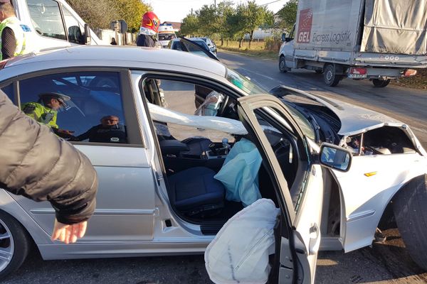 FOTO Coliziune între 2 autoturisme. Trei persoane au ajuns la spital