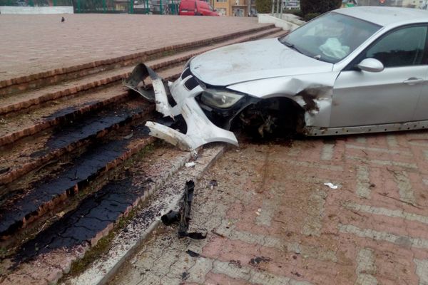 FOTO BMW făcut praf și abandonat pe scările de la Polivalentă