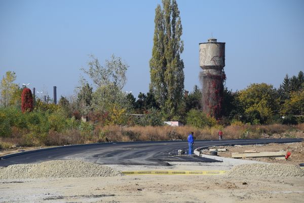 A fost turnat primul strat de asfalt pe drumul care leagă Gara de viitorul Mall de la Târgoviște