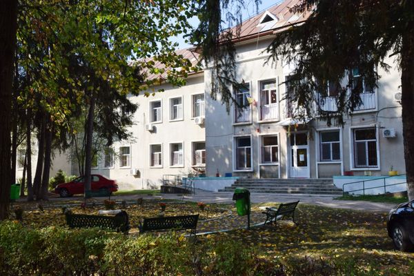 Curtea Secției de Recuperare Neuromotorie Copii Gura Ocniței a intrat în reamenajare