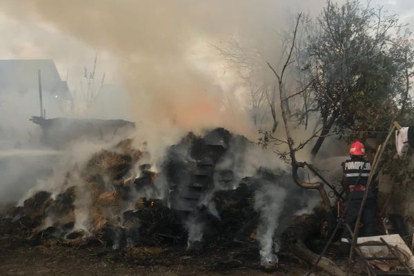 Incendiu puternic la Ulmi, la o anexă gospodărească