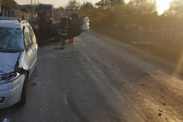 Accident teribil la Dragomirești. Două persoane au fost rănite