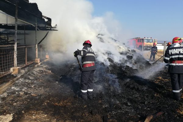 Incendiu puternic la Băleni. Intervin pompierii de la ISU Dâmbovița