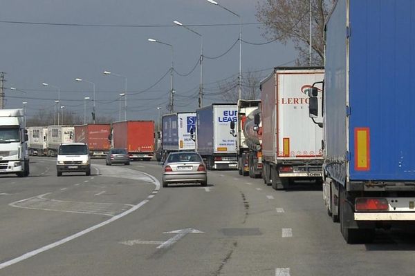 Traficul greu dinspre România către Ungaria va fi întrerupt timp de 24 de ore
