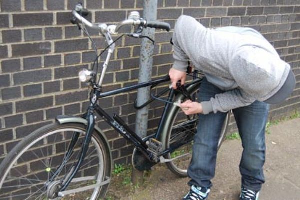 Un hoț, "specializat" în furtul de biciclete, a fost prins de polițiștii dâmbovițeni