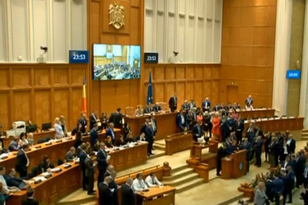 Moțiunea de cenzură, împotriva cabinetului Dăncilă, a trecut cu 238 de voturi "pentru"