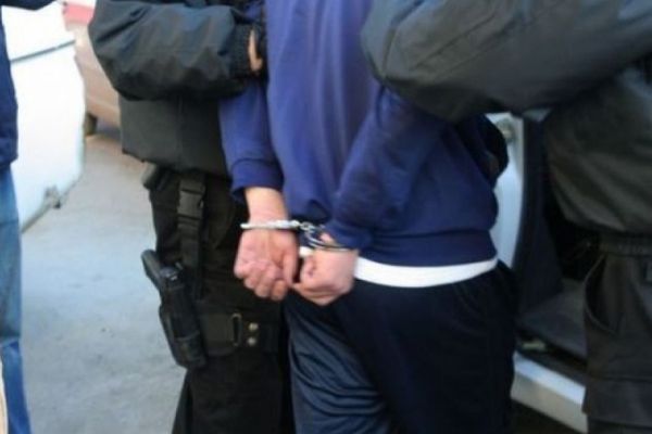 Hoțul care smulgea bijuteriile femeilor, pe stradă, la Târgoviște, a fost reținut