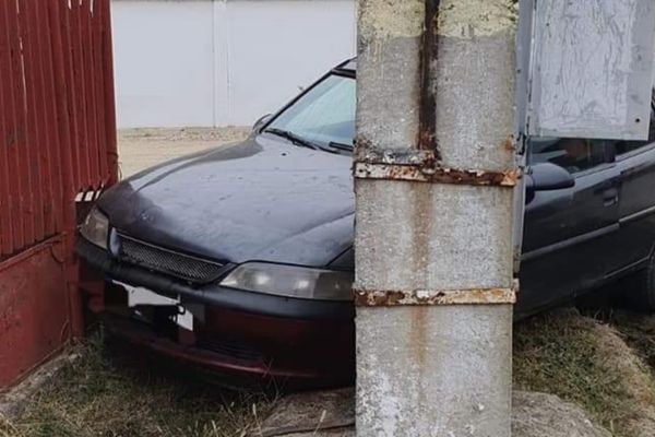 Un tânăr fără permis a fugit de poliție și s-a oprit, cu mașina, într-un stâlp