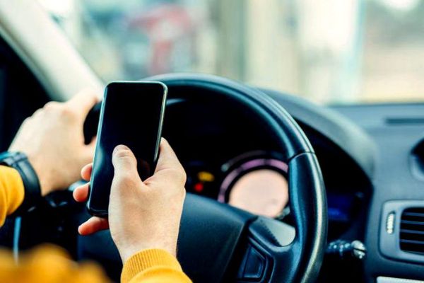 Codul Rutier s-a schimbat de sâmbătă. Cum folosim telefonului când așteptăm la semafor