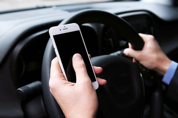 Poliția avertizează. Sancțiuni mai mari pentru cei ce folosesc telefonul la volan.Reguli noi din 12 octombrie