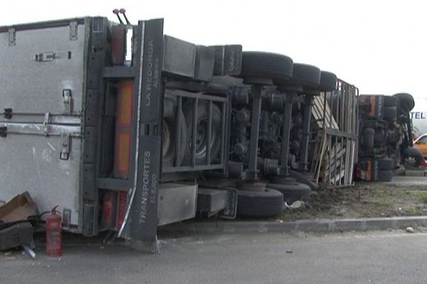 DN 72 blocat, la IL Caragiale, după ce un TIR s-a răsturnat pe șosea