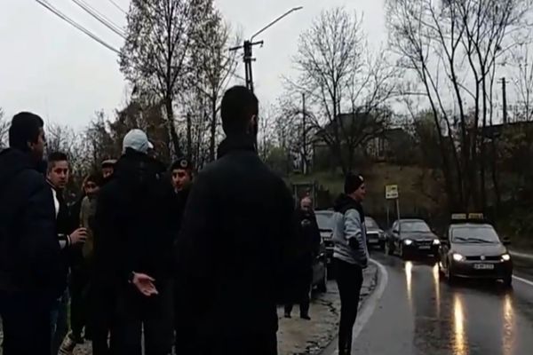 FOTO| 100 de oameni au protestat timp de două ore pe DN 71, în Dâmbovița