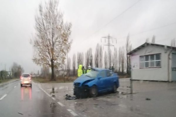 Coliziune între un autobuz și un autoturism, pe DN 71,în Dâmbovița. Un bărbat de 20 de ani a fost rănit