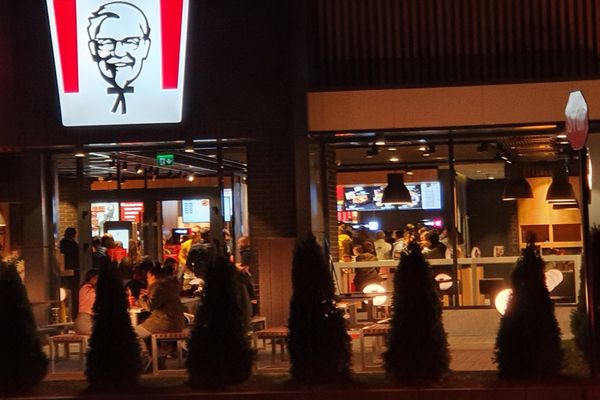 Foto-Video| Inedit. Aglomerație de parcă ar fi gratis, la un fast-food celebru, deschis la Târgoviște