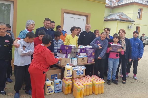Sucuri și obiecte de igienă personală, donate de preoți bolnavilor de la Centrul de Reabilitare Țuicani